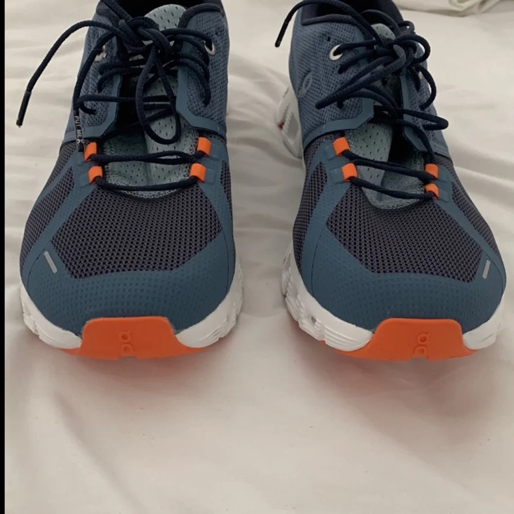 NWOT Mens on cloud Shoes Size 9